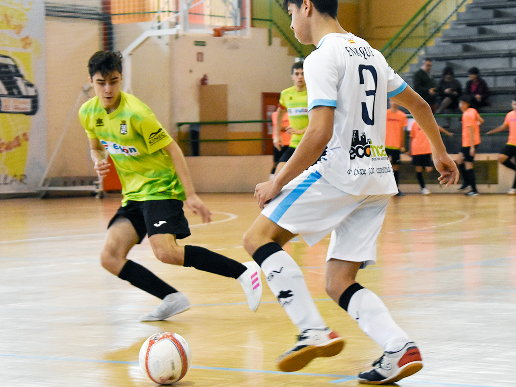 El componente del CD Valverde Enrique Sastre divisa una jugada frente a la defensa del FS Cuéllar. / SUSANA CASTILLEJO