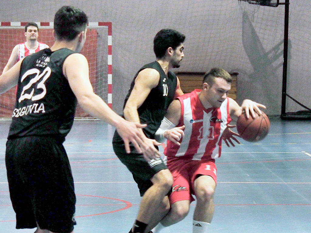 Miguel intenta progresar con el balón ante la defensa presionante de Yagüe. / KAMARERO
