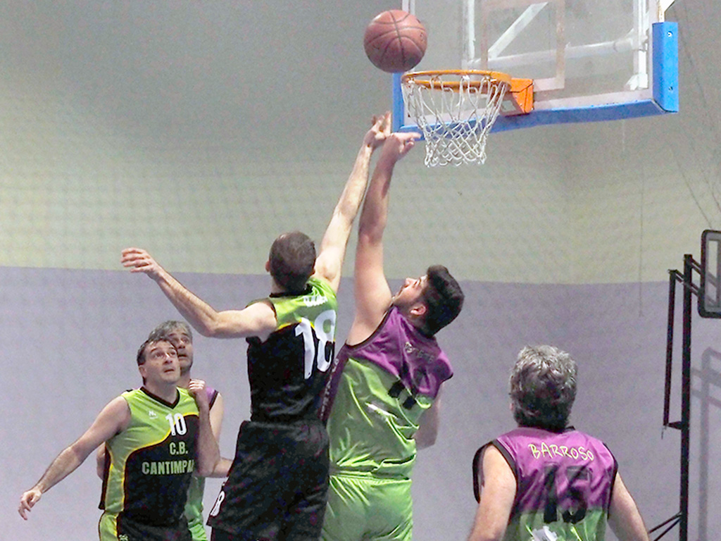 Un momento del encuentro que jugaron Cantimpalos y Saltamontes. / KAMARERO