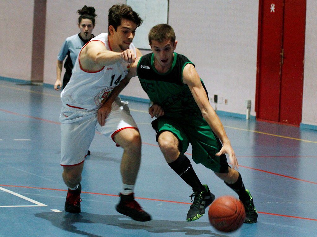 El jugador del CD Claret Javier Lázaro trata de irse de un rival. / NEREA LLORENTE