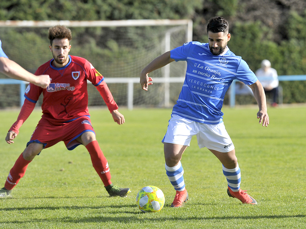 El segoviano Juan de la Mata (izq.), ahora en el Numancia B, presiona al jugador de La Granja Vitolo. / NEREA LLORENTE