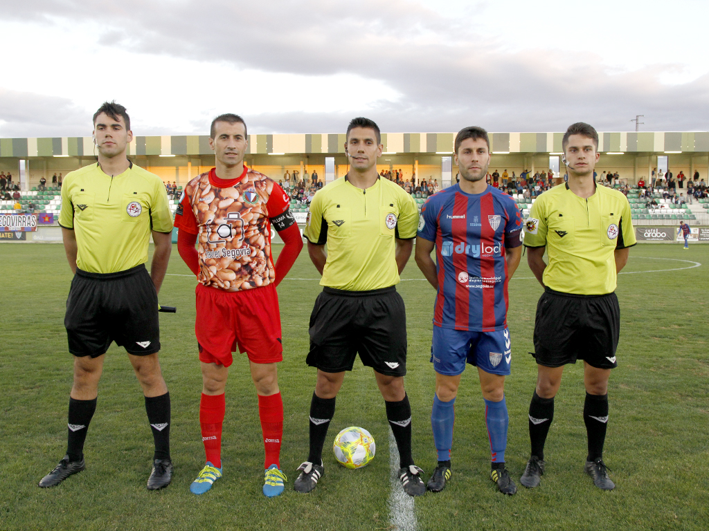 Los capitanes de CD La Granja y Gimnástica Segoviana, junto al trío arbitral en el derbi disputado en La Albuera. / NEREA LLORENTE