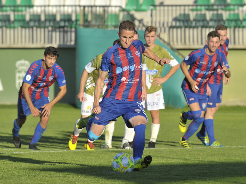 Asier Arranz se dispone a lanzar un penalti ante el Cristo Atlético./ KAMARERO