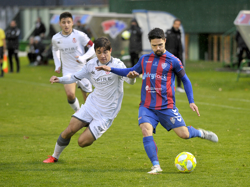 El lateral de la Segoviana Rubén Yubero, con el brazalete de capitán, se dispone a colgar un balón. / KAMARERO