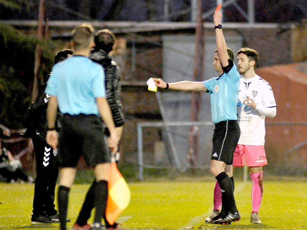 Momento de la expulsión de Manu González frente al Real Ávila. / JUAN MARTÍN - GIMNÁSTICA SEGOVIANA