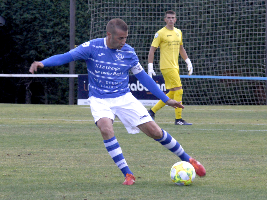 Pluma controla el balón ante la oposición de un contrario en un encuentro disputado por el CD La Granja./ NEREA LLORENTE