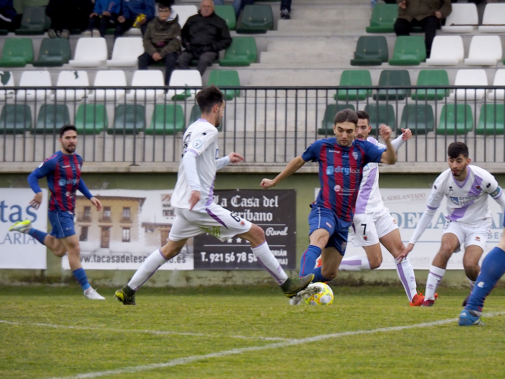 Álex Conde inicia el slalom regateando a varios contrarios en una acción de la primera parte del encuentro. / NEREA LLORENTE