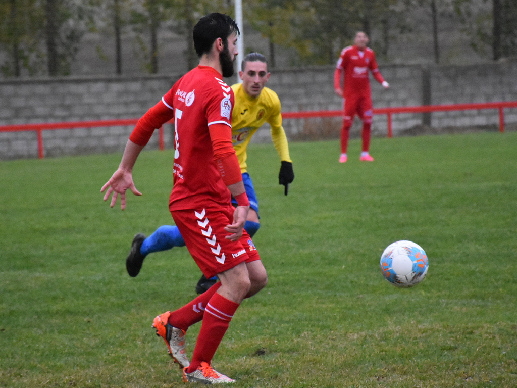 El jugador del Turégano progresa con el balón controlado durante un partido./ A. MARTÍN