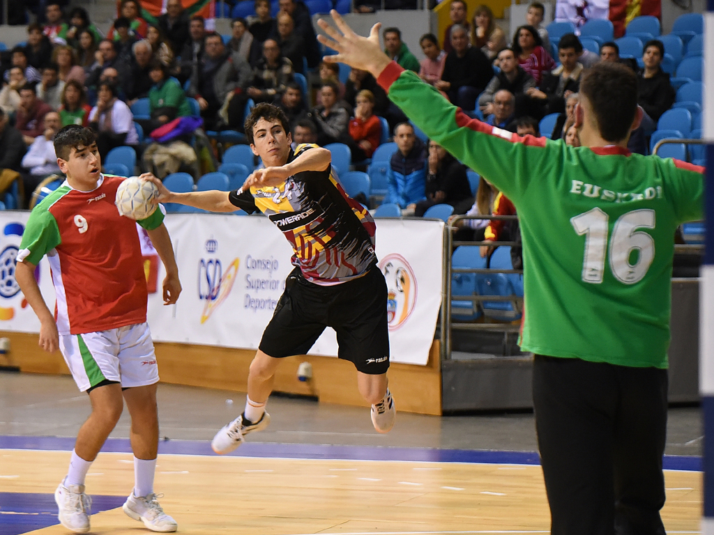 Óscar Marugán se lanza hacia la portería contraria. / FCYLBM