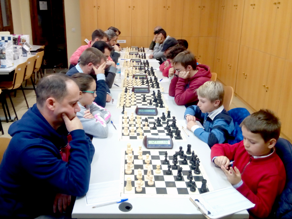 Imagen de los jugadores iniciando las partidas durante una de las rondas del Torneo de Ajedrez./ E.A.