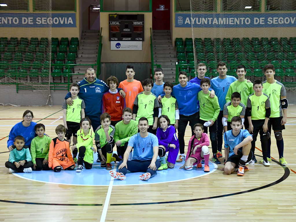 Foto de familia de los participantes en la actividad que promovió la Escuela Stopgol. / PINELA