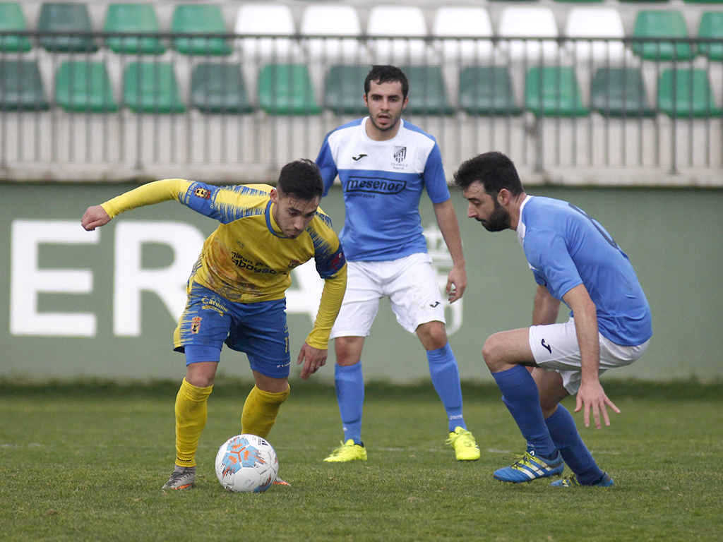 El centrocampista del Unami, Javi de la Cruz, autor de uno de los goles, trata de parar a un contrincante. / NEREA LLORENTE