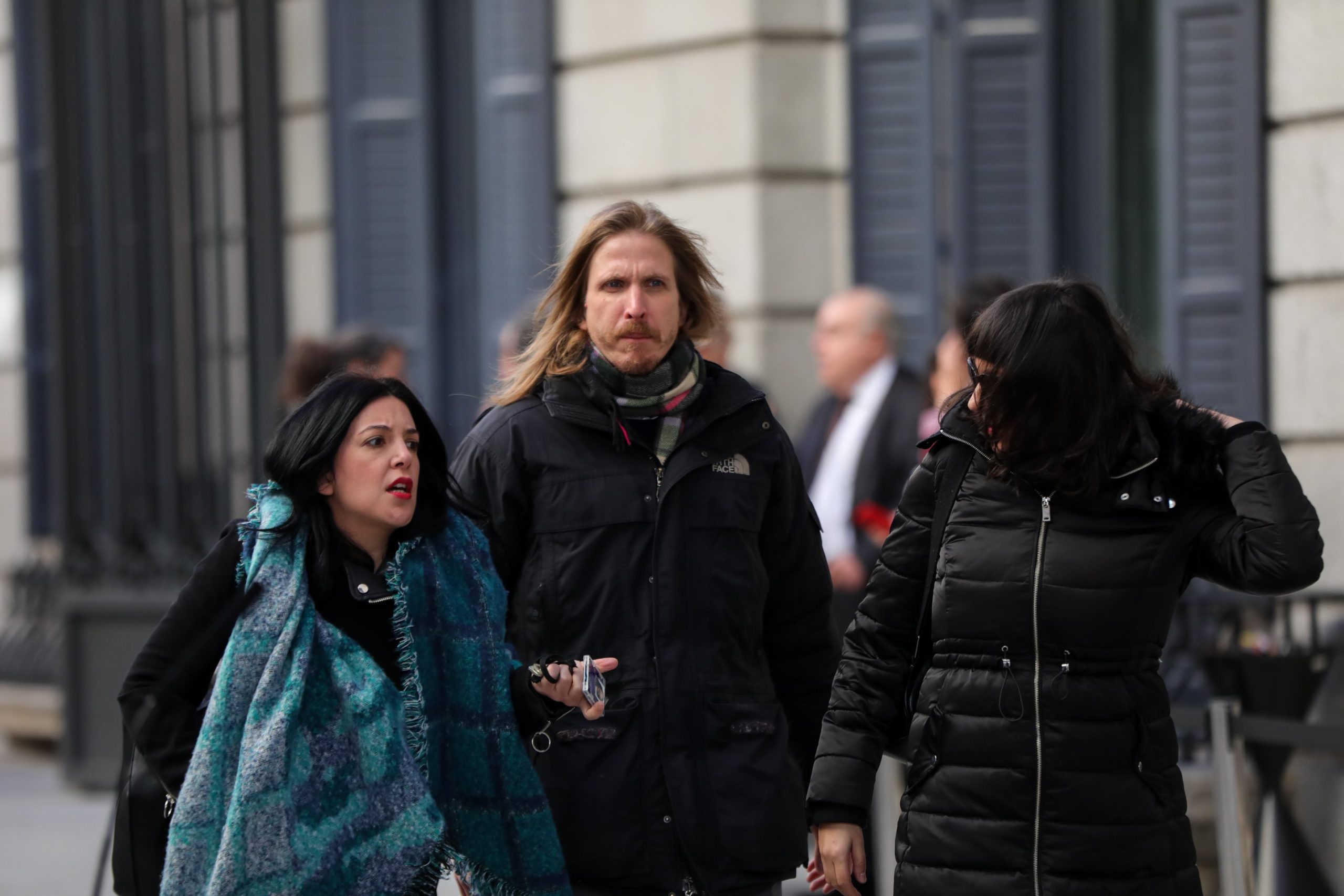 Pablo Fernández (centro), a las puertas del Congreso de los Diputados, en Madrid. / EUROPA PRESS