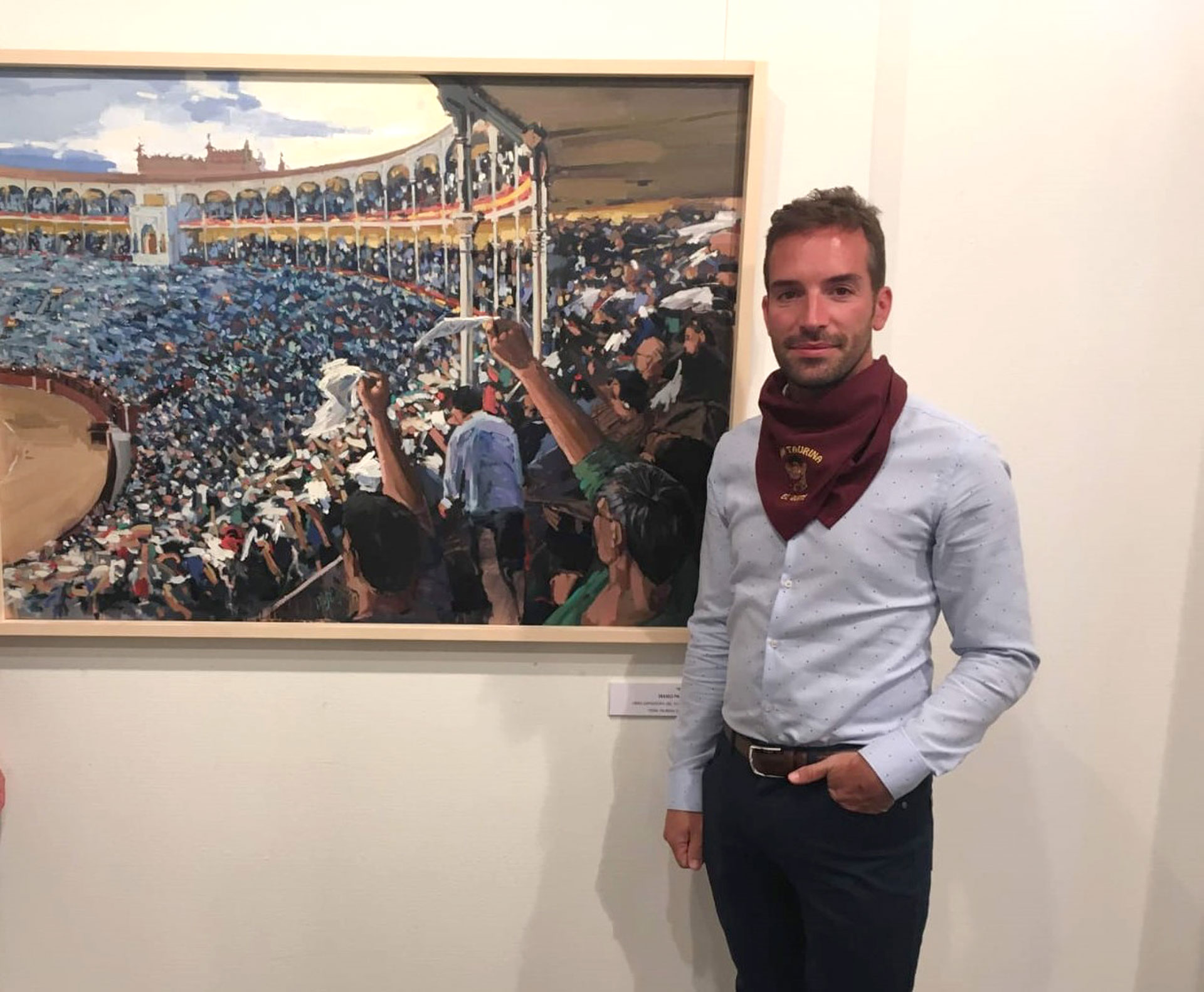 El pintor Mario Pastor, junto a una de sus obras.