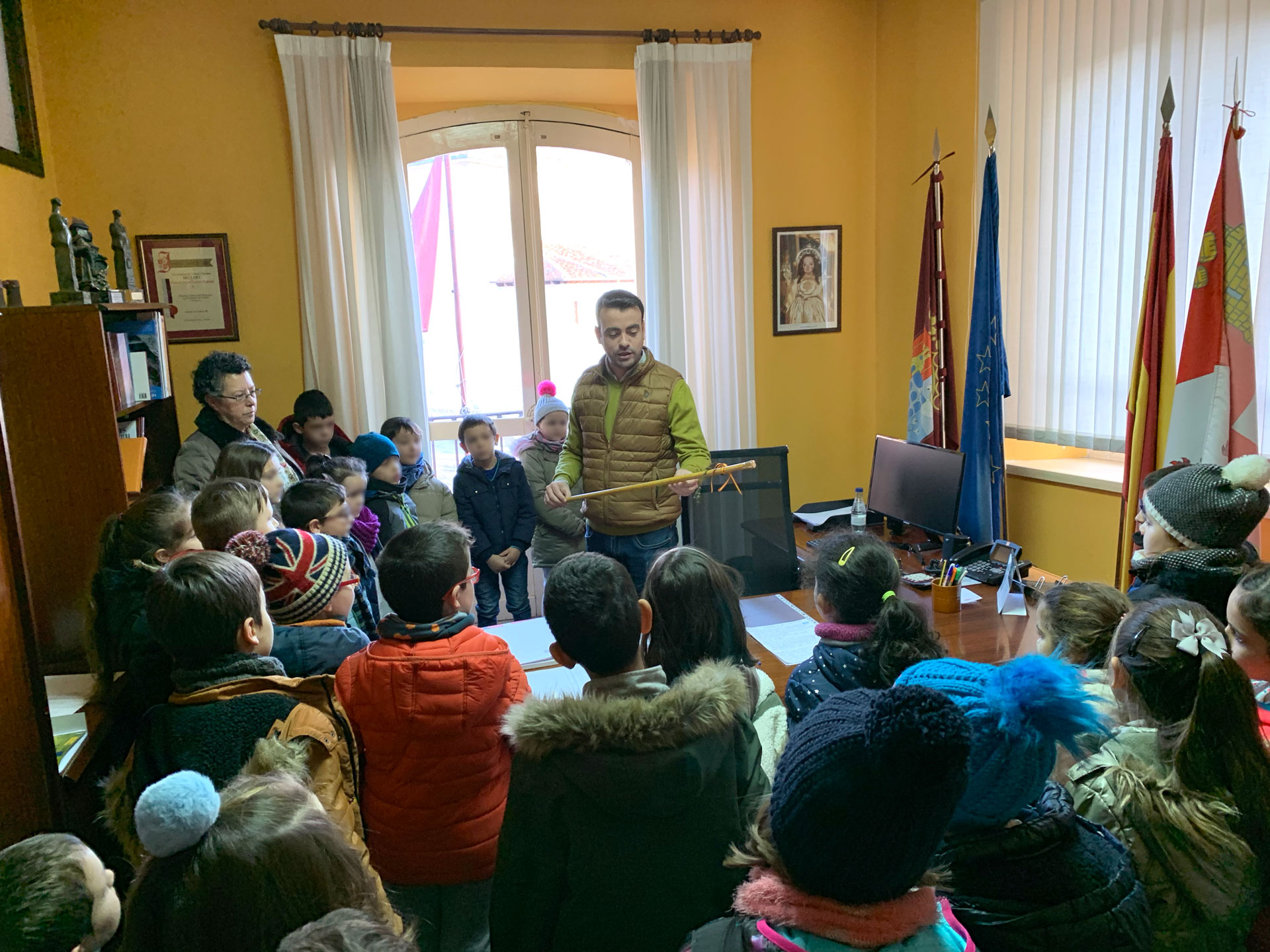 Visita de los niños del CEIP La Villa a las dependencias del Ayuntamiento.