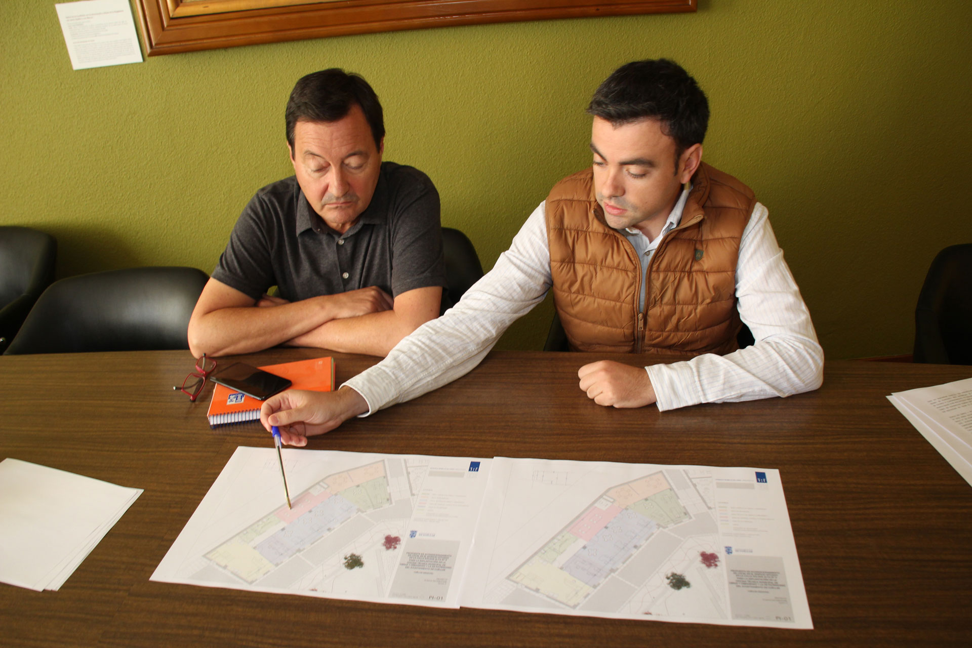 Alcalde y concejal revisan los planos del local bajo en Niñas Huérfanas. / C.N.