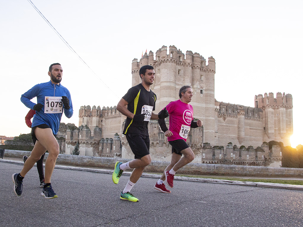 Los corredores pasaron por los principales monumentos de la localidad. / Nerea Llorente