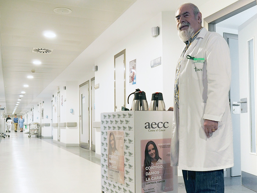 Los voluntarios llevan refrescos y cafés y dan compañía a los pacientes oncológicos en las salas de espera. / KAMARERO