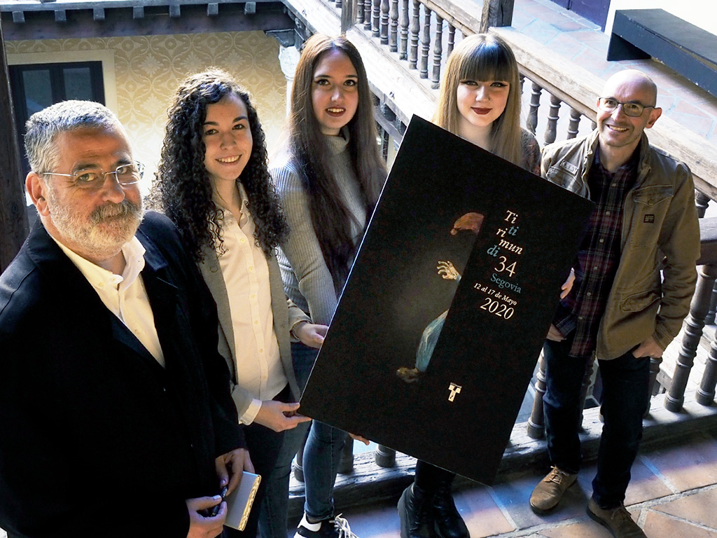 Los autores de la propuesta ganadora posan junto a su obra, acompañados por el presidente del jurado, Emilio Gil. / Kamarero