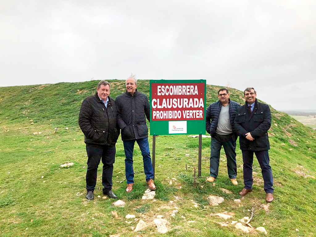 El viceconsejero, primero por la derecha, visitó la escombrera clausurada de Vegas de Matute, con el presidente del Consorcio y las autoridades de Vegas. /E.A.