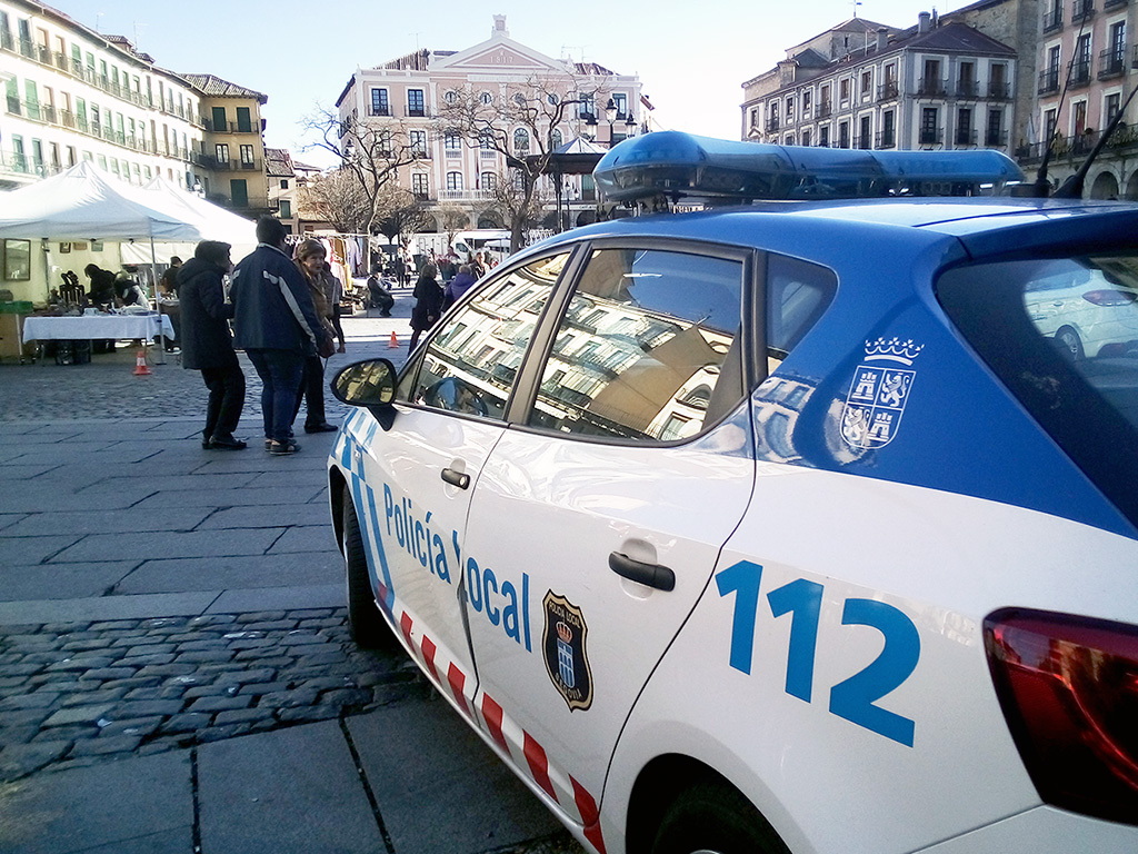 Un vehículo patrulla de la Policía Local de Segovia permanece estacionado en la Plaza Mayor de la ciudad. / Kamarero