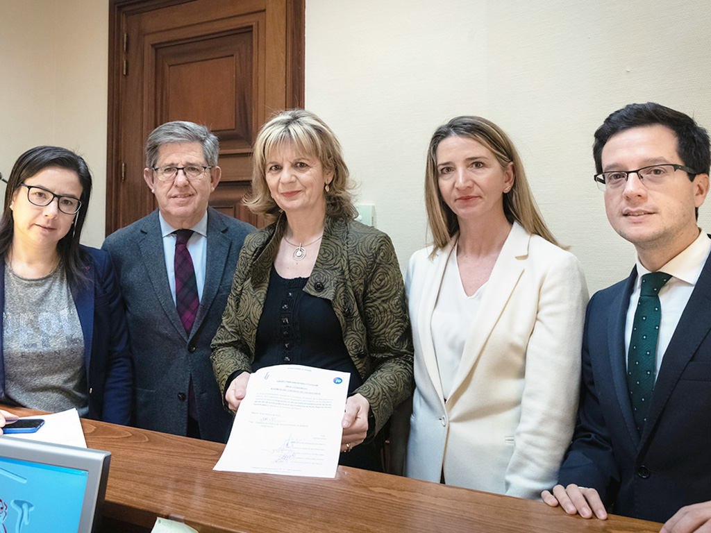 Los parlamentarios populares registran las preguntas y la PNL en el Congreso. / El Adelantado