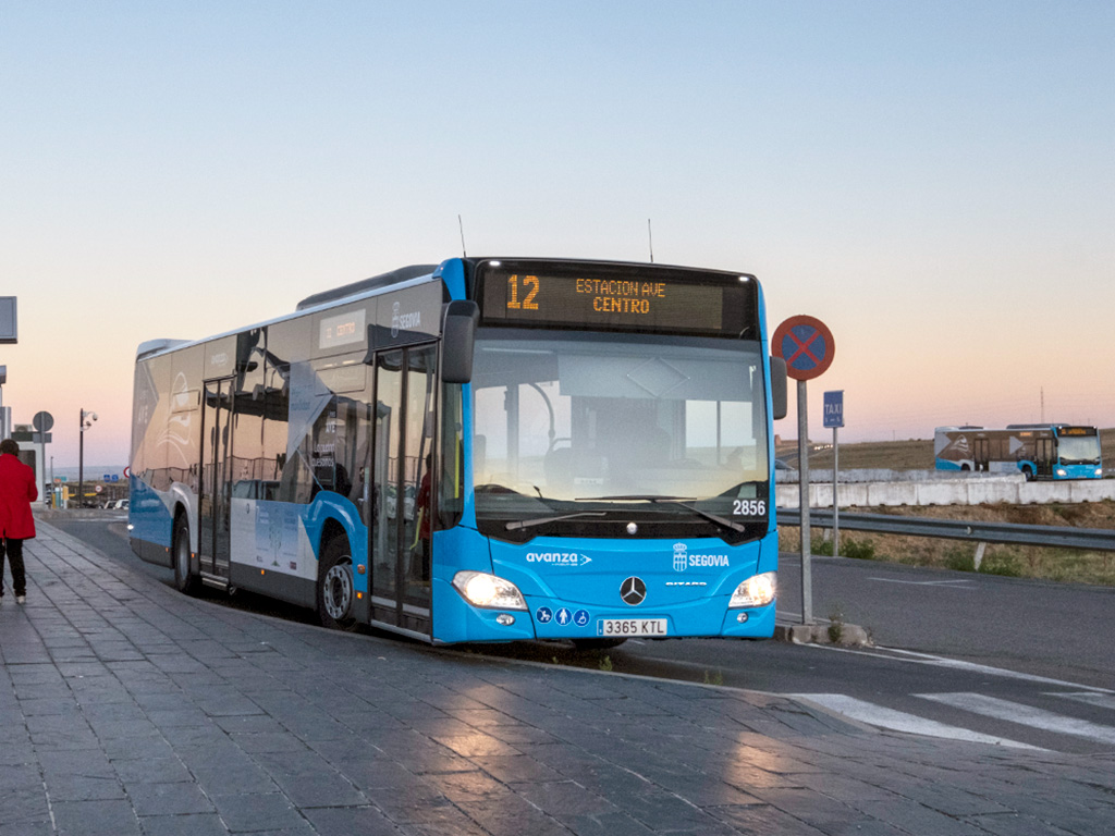Los nuevos horarios de las líneas 11 y 12 entran en vigor este lunes 1 Un autobús urbano de la línea 12 realiza su parada frente a la estación de Segovia-Guiomar. / Kamarero