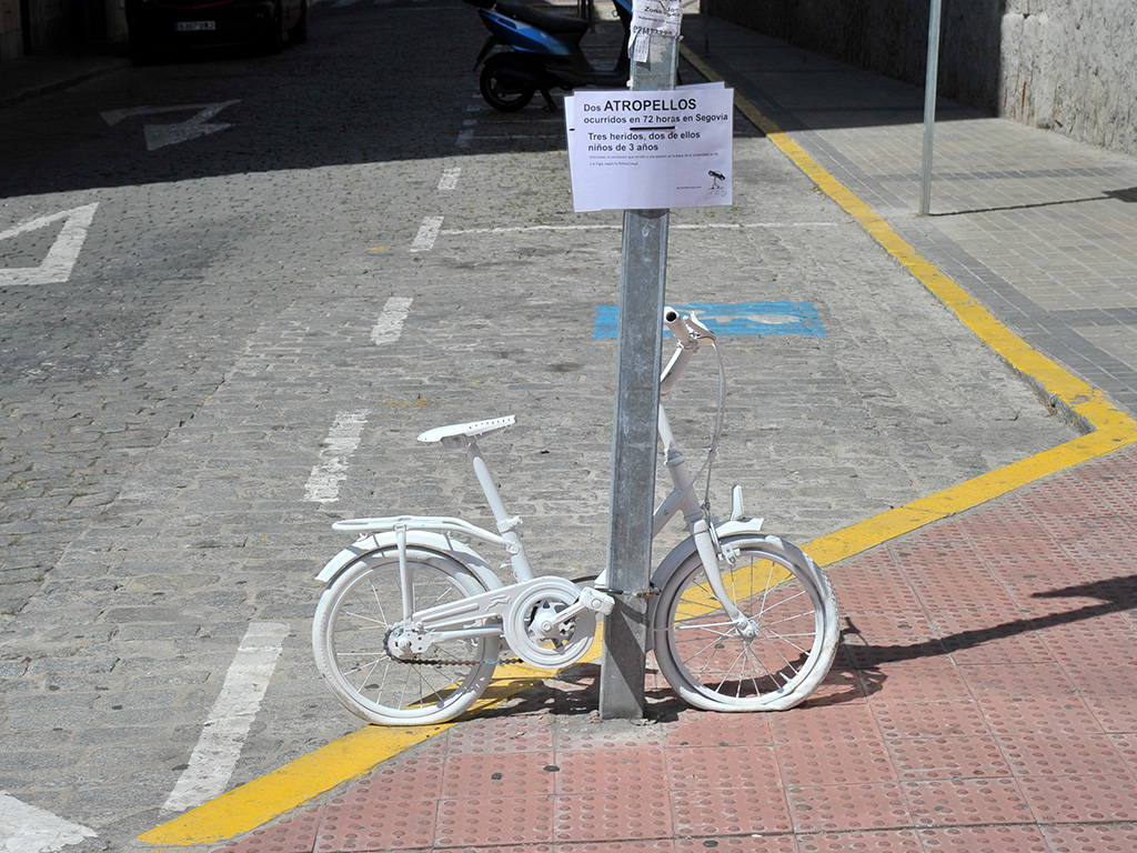 Una bicicleta blanca lamenta los atropellos en Segovia. / KAMARERO