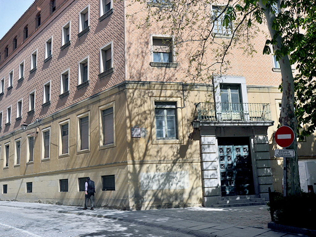 Fachada del Hospital Policlínico que lleva años cerrado. / KAMARERO