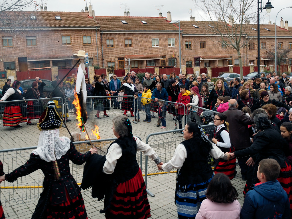 Las mujeres de Nueva Segovia hicieron un corro alrededor del ‘pelele’. / KAMARERO