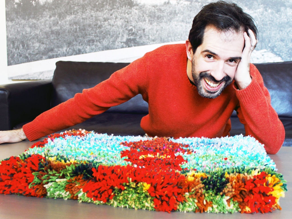 Alberto Lázaro Blanco posa con la obra premiada ‘Paisaje’ una alfombra que emula un espacio natural. 7 E. A.