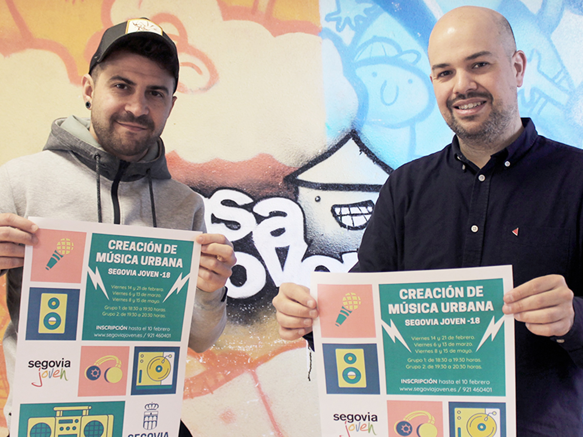 El artista Juan Antonio Xas y el concejal de Juventud, Ángel Galindo, posan con el cartel del taller. / El Adelantado