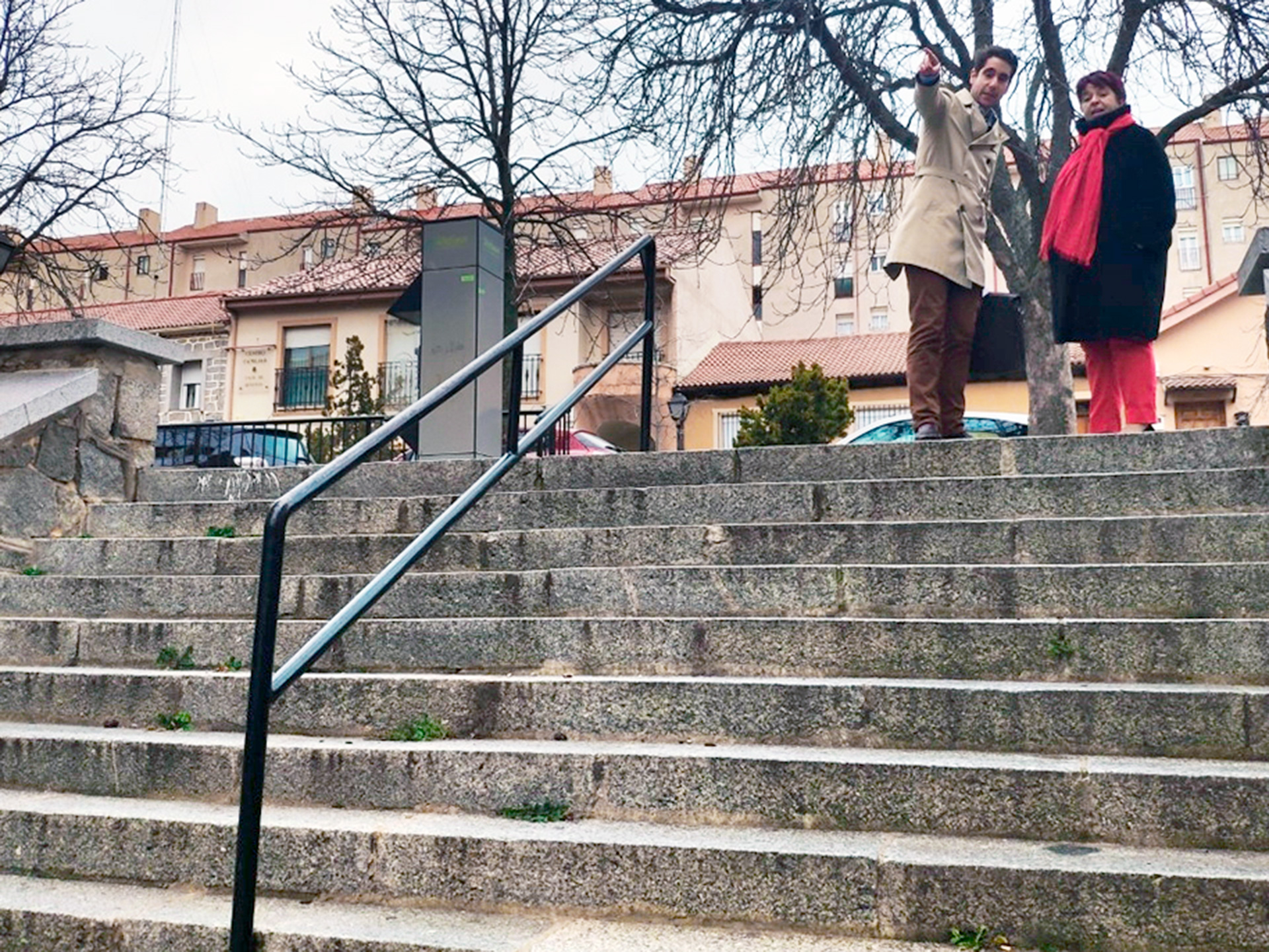La alcaldesa y el concejal de Obras y Servicios visitan la zona que conectará el elevador. / El Adelantado