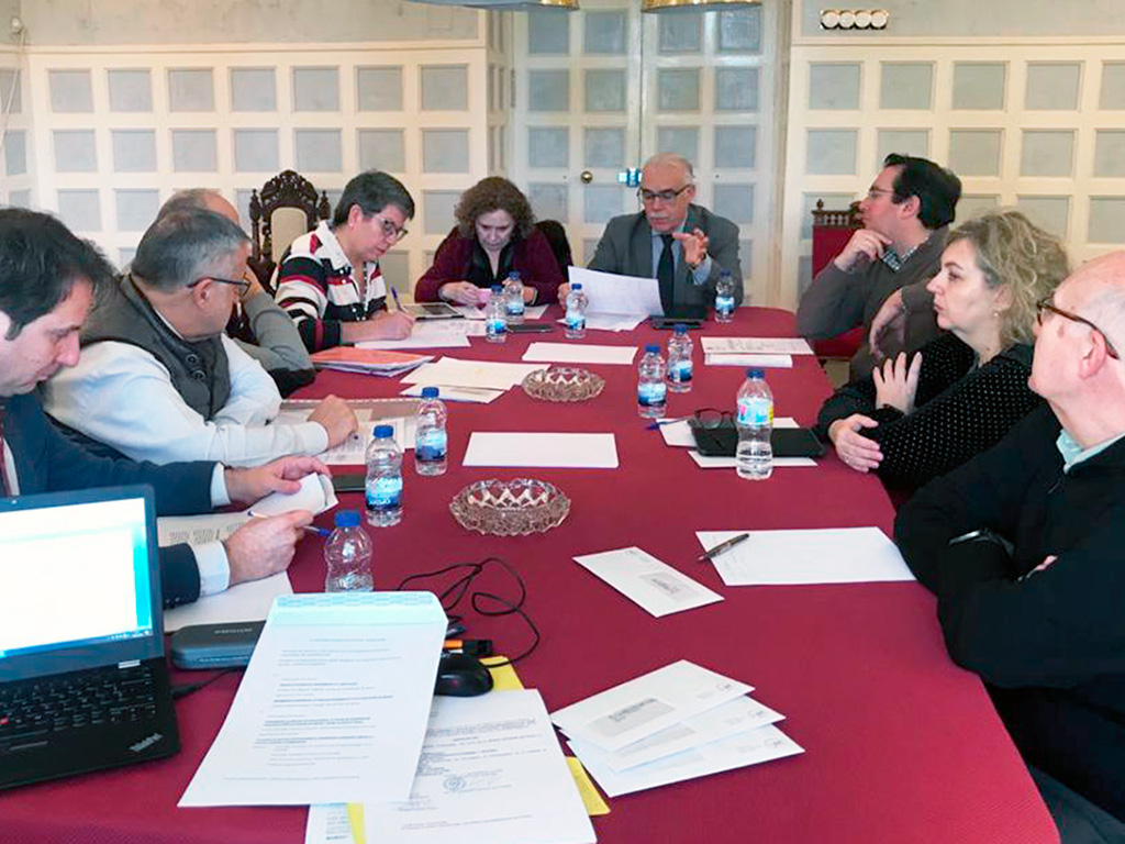 La Junta Directiva del Colegio de Médicos celebró un pleno en el Centro de Servicios Sociales ‘La Fuencisla’. / E. A.