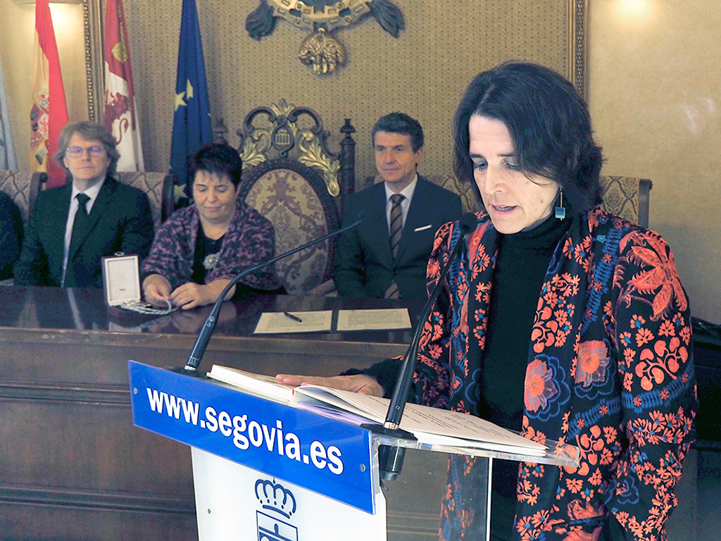 Paloma Serrano Postigo jura su nuevo cargo en el acto presidido por la alcaldesa de la ciudad. / Kamarero