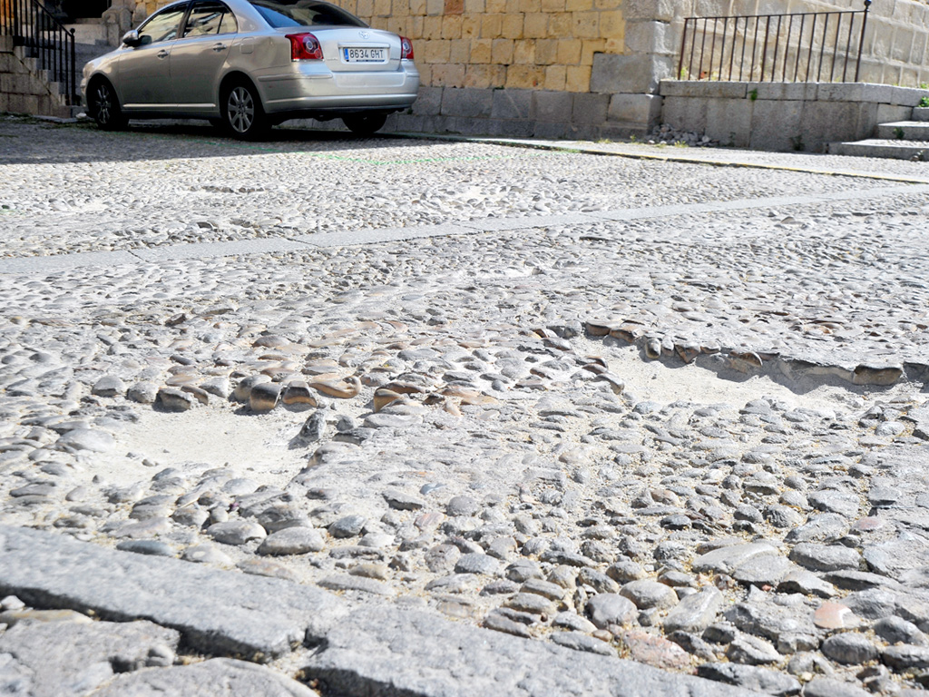 Emborrillado en la plaza de San Esteban. El PP sostiene que la regulación de este tipo de pavimento estaba pendiente de una ordenanza de protección del paisaje. / Kamarero