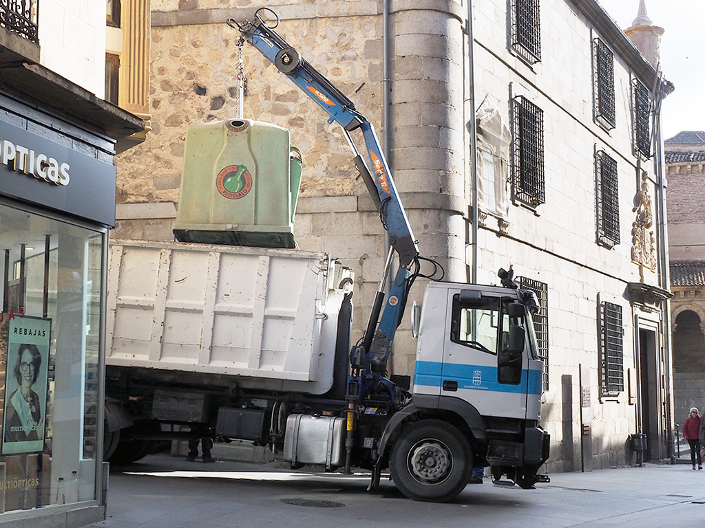 Un camión realiza la recogida de uno de los contenedores de vidrio de la ciudad. / Kamarero
