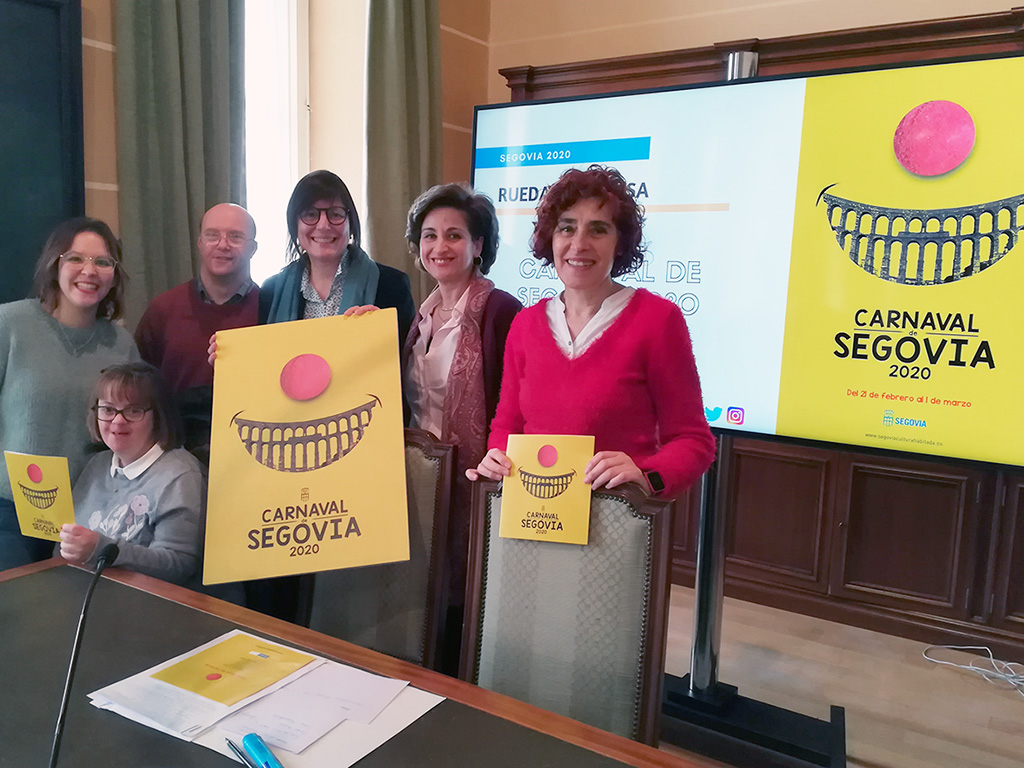 La concejala de Cultura y varios representantes de las comparsas, durante la presentación del Carnaval 2020. / El Adelantado