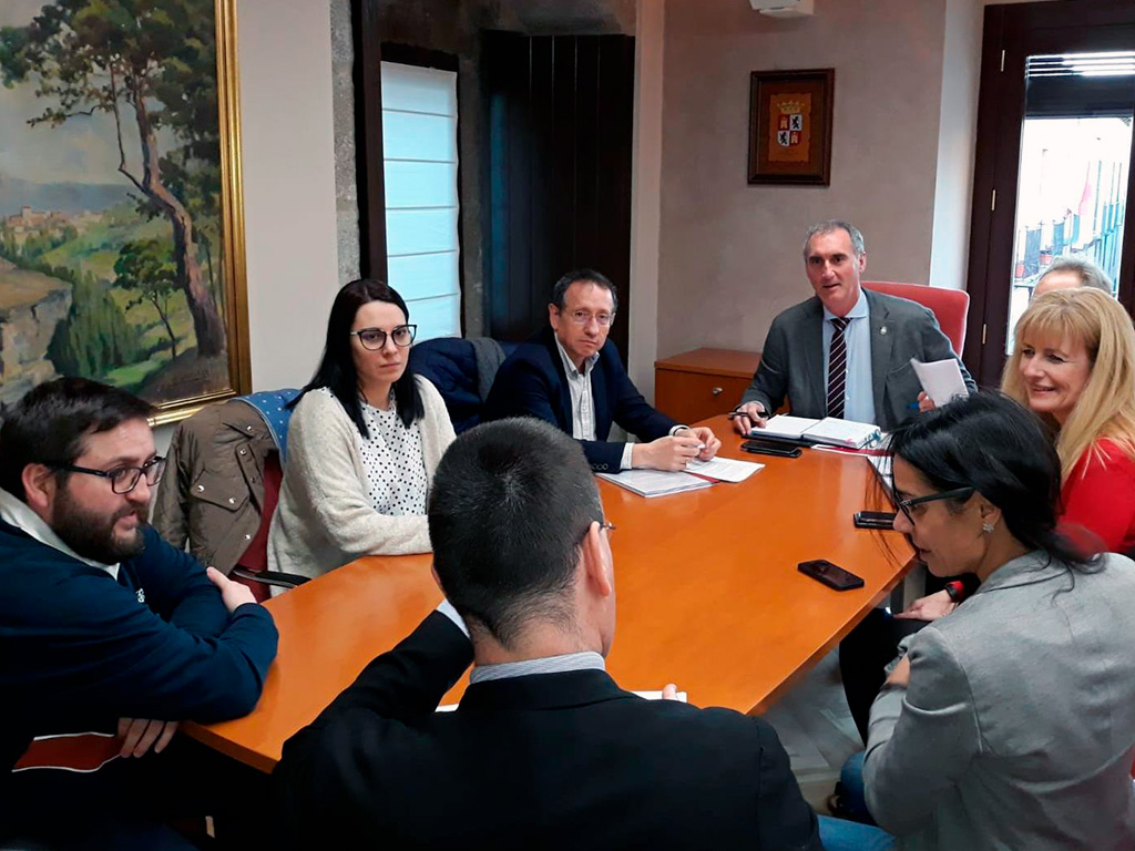 Imagen de la reunión mantenida por el delegado territorial con los usuarios de Avant. / El Adelantado