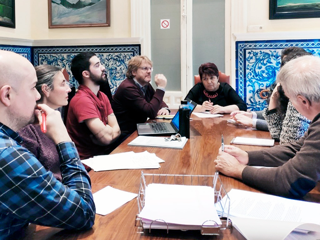 Imagen del encuentro mantenido en el Ayuntamiento entre el equipo de Gobierno y la Asamblea por el Clima. / El Adelantado