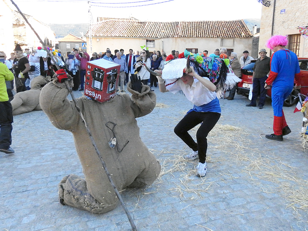 Los tripudos de Arcones, incapaces de evitar las embestidas de las vaquillas, comparten espacio con las canciones más carnavalescas. / G.H.
