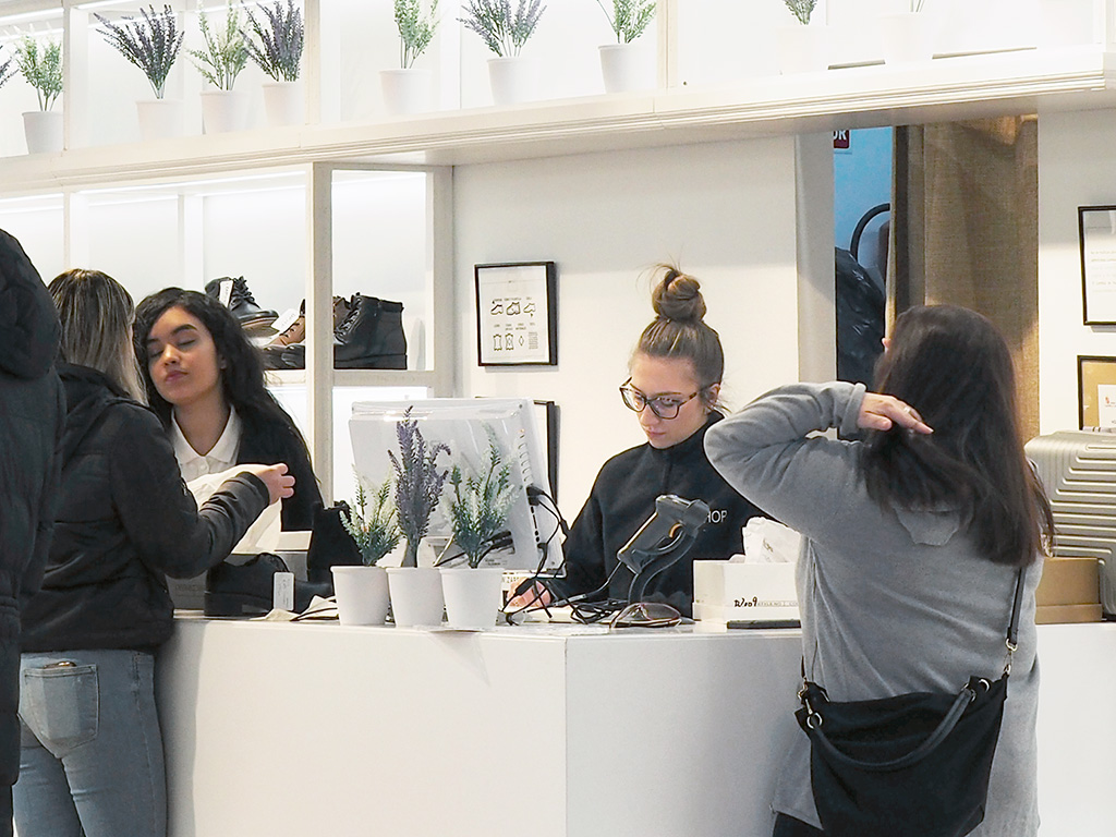 Los sectores de Comercio y Hostelería serían los más afectados por la reducción horaria, con unos 15 minutos menos al día por trabajador/KAMARERO