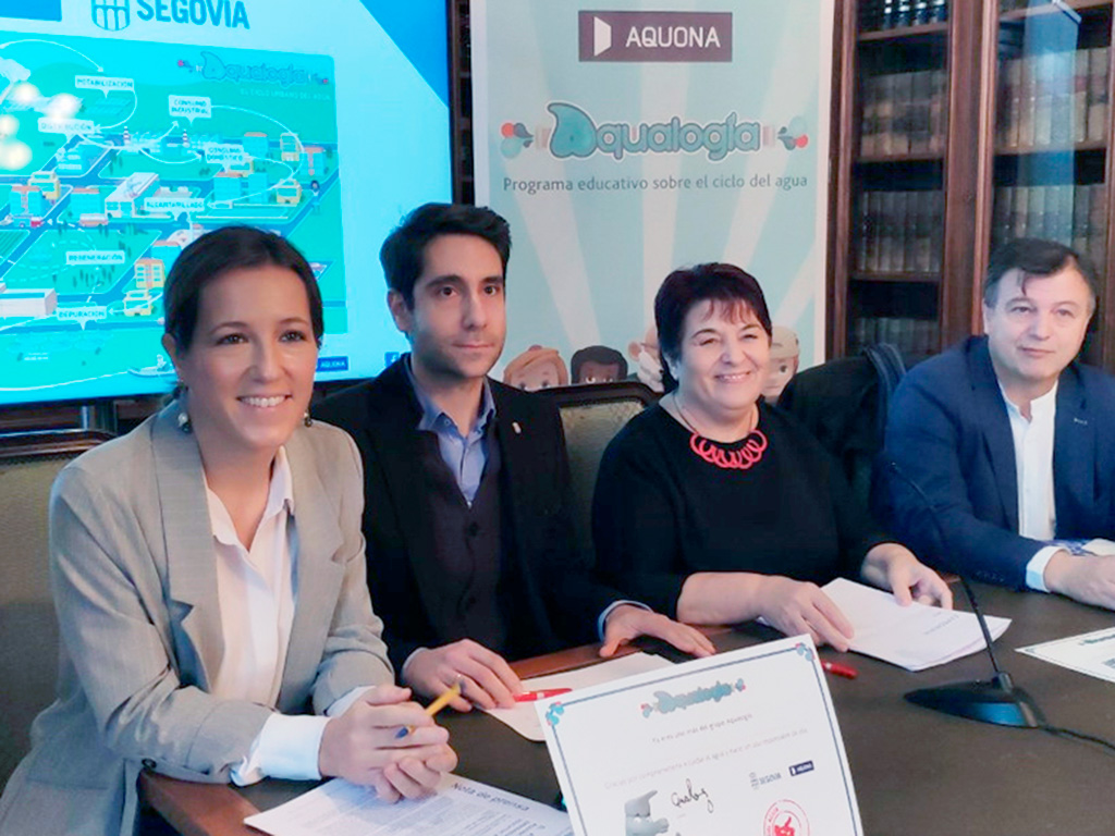 Responsables municipales y de Aquona, durante la presentación de la iniciativa educativa. / El Adelantado