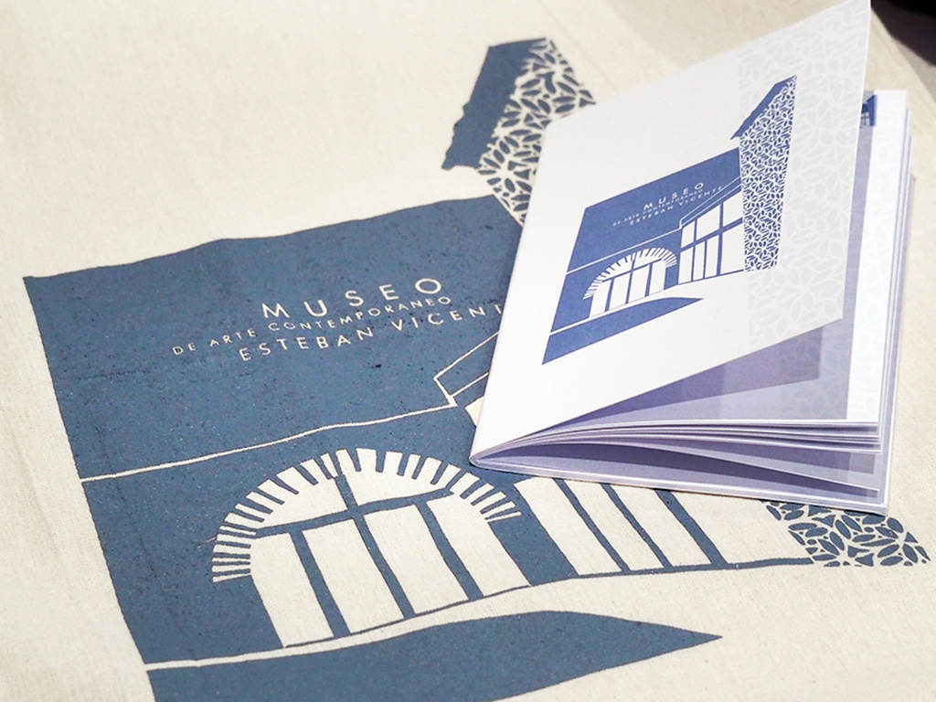 Libretas de papel y bolsas de tela, son los primeros artículos de la nueva línea de promoción. / KAMARERO