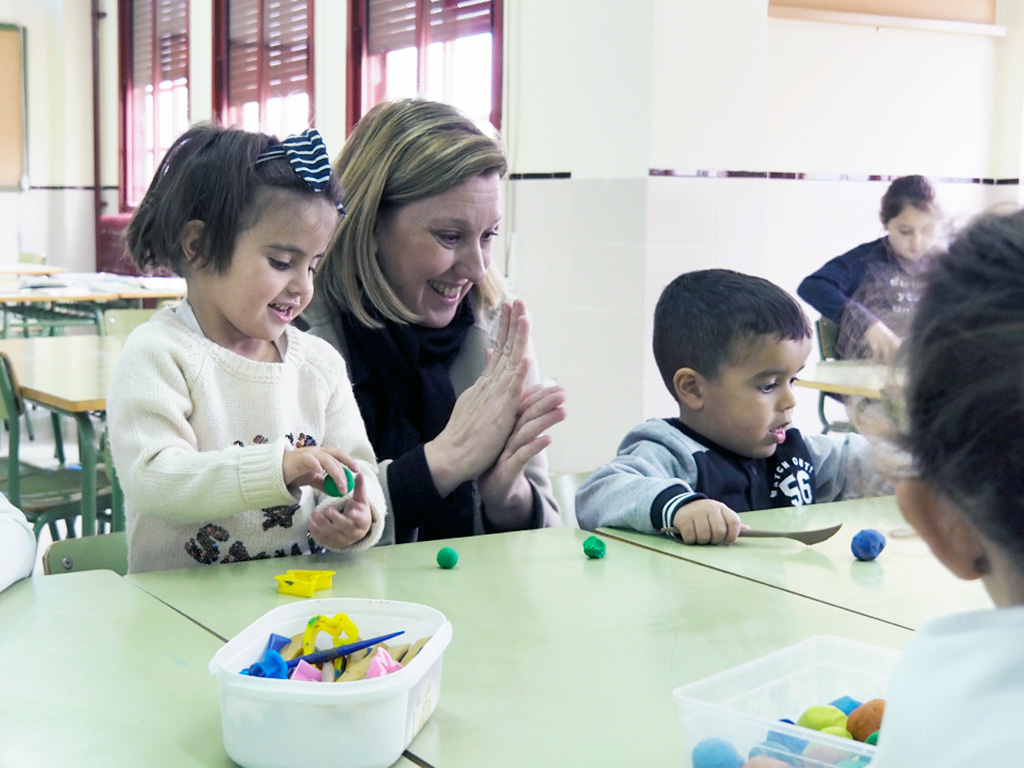 La consejera de Familia compartió juegos con los niños del programa Conciliamos en navidades, en La Lastrilla. / NEREA LLORENTE