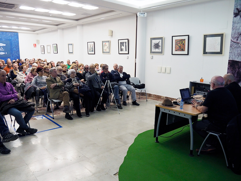 Conferencia en el salón de la Casa del Sello de Paños. / KAMARERO