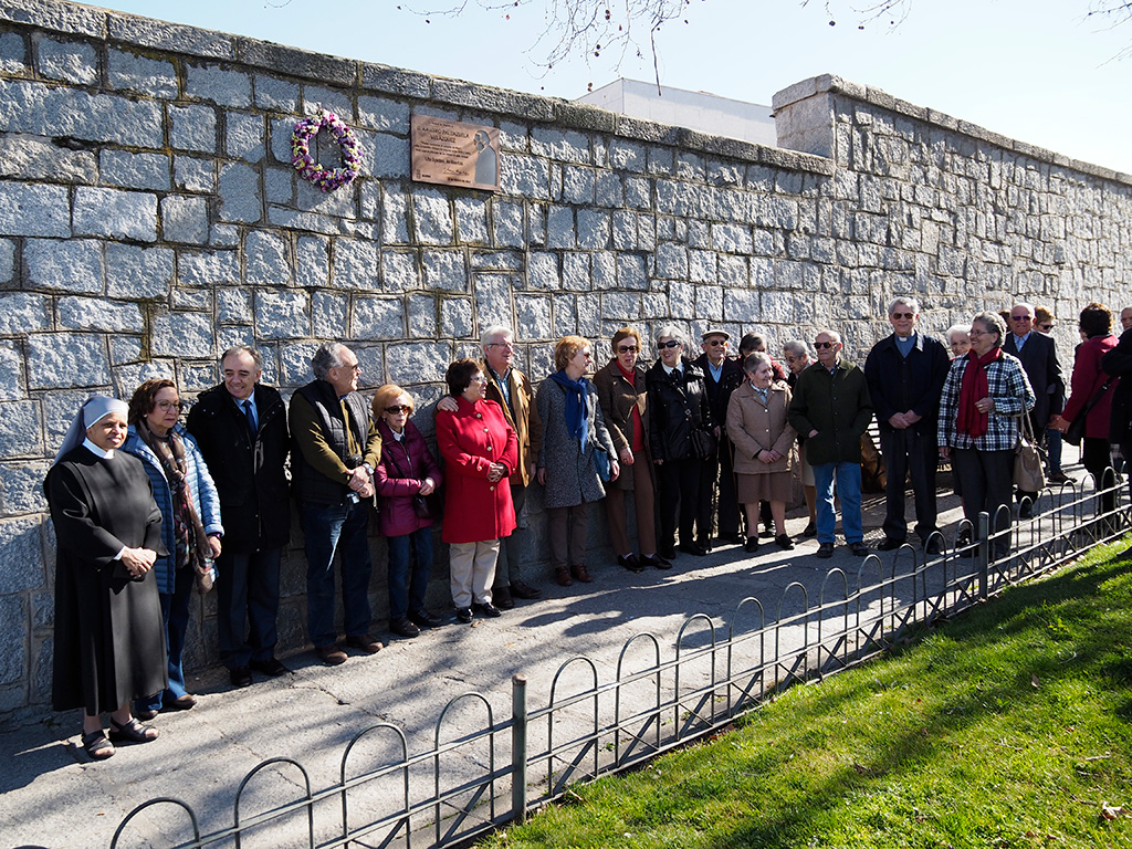 10 1kama Hermanitas Corona Flores Placa Obispo Antonio Palenzuela KAM0465