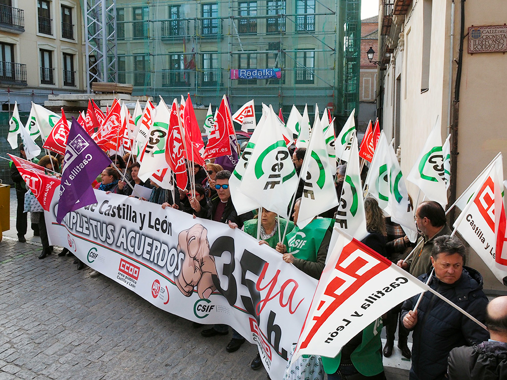 Los manifestantes, en la plaza de la Reina Doña Juana, junto a la Delegación de la Junta en Segovia. / Kamarero
