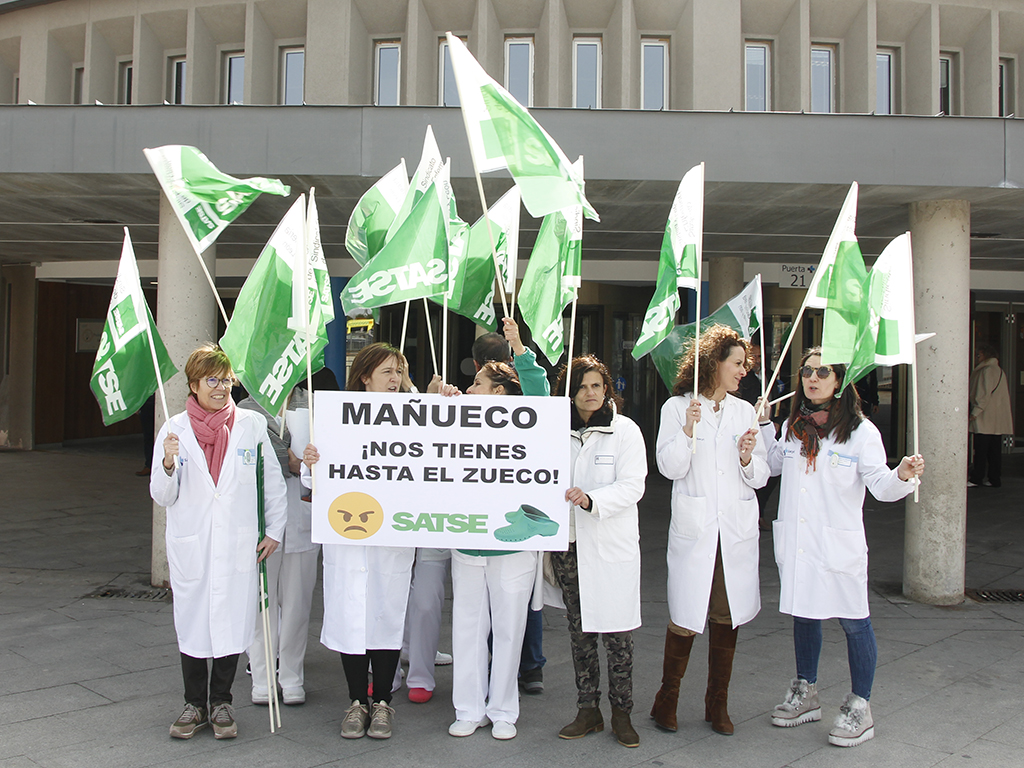 Un grupo de enfermeras de SATSE, ayer frente a la puerta del Hospital de Segovia. / Nerea Llorente