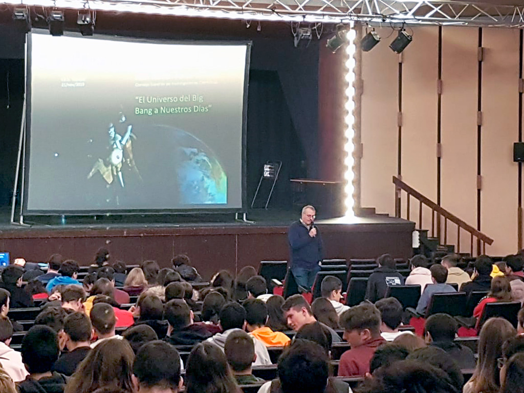 Juan Ramón Pardo Carrión, científico titular del CSIC, en el salón de actos del instituto Andrés Laguna. /EL ADELANTADO
